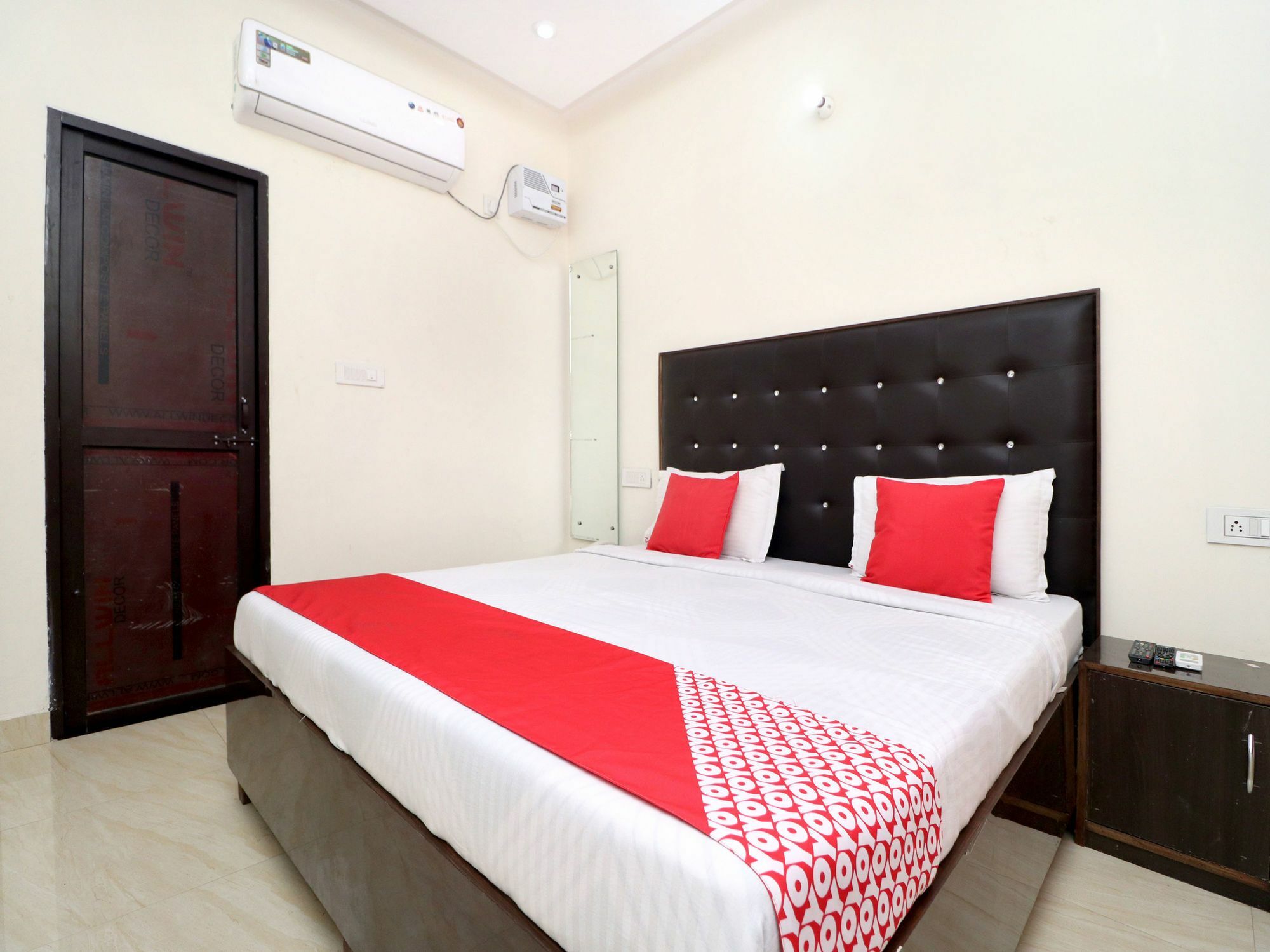 Oyo 16694 Hotel Kb Square Chandīgarh Exterior foto